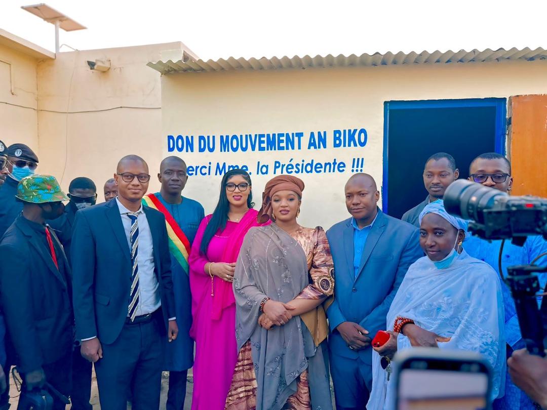 Hôpital Fousseïny DAOU de Kayes : La Présidente Fatoumata Batouly Niane offre un magasin de stockage et des produits sanitaires.